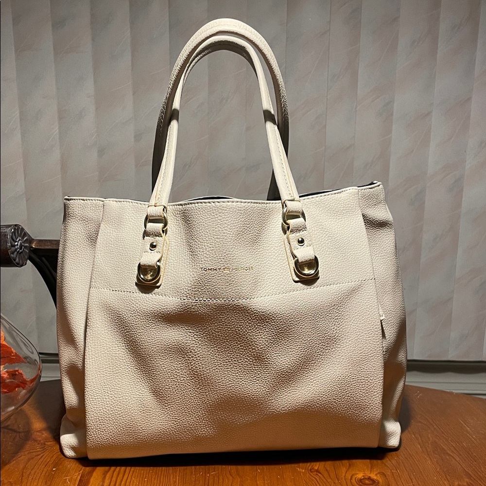 Elegant Tommy Hilfiger Cream Tote Bag